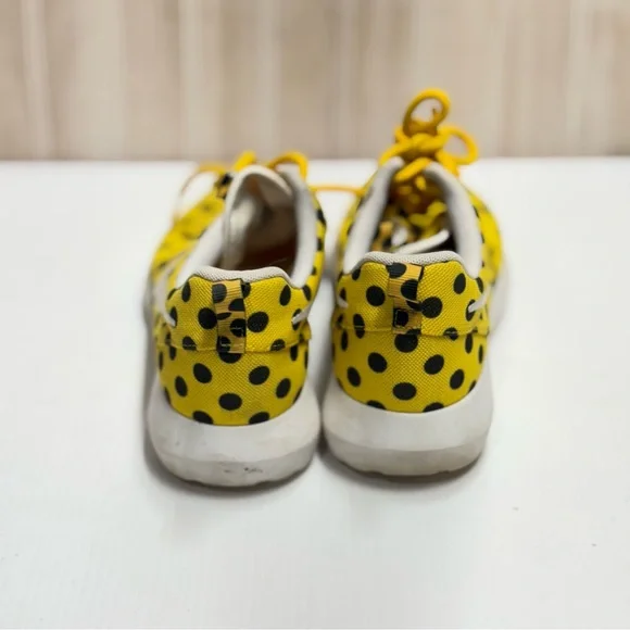 Nike Yellow and Black Dotted Sneakers - Picture 4 of 7
